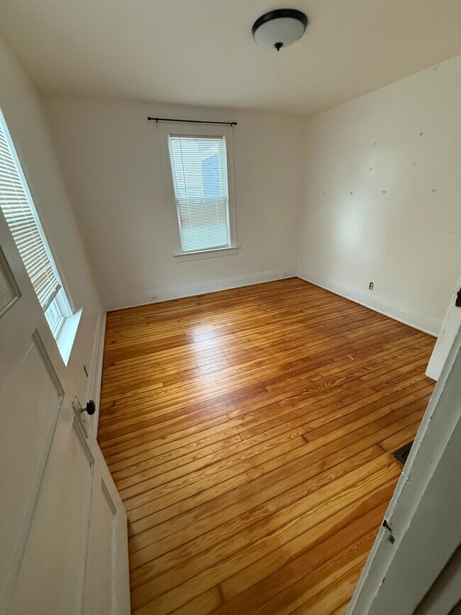 8436 Burns Ave, Unit First Floor in Cincinnati, OH - Foto de edificio - Building Photo