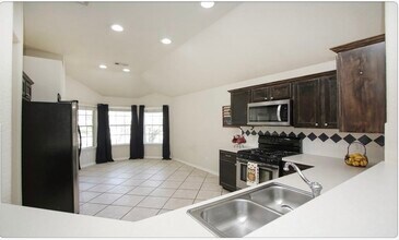 12006 Cyprus Field in Houston, TX - Foto de edificio - Building Photo