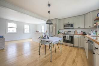 25 Columbia Tpke in Hudson, NY - Building Photo - Interior Photo