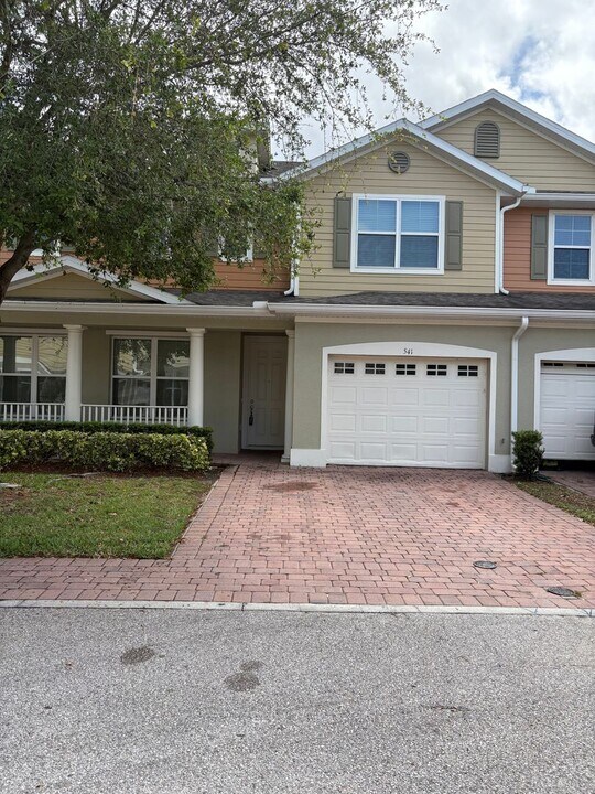 541 Pacito Way in St. Cloud, FL - Building Photo