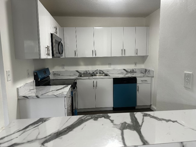 10871 NW 45th St in Coral Springs, FL - Building Photo - Building Photo
