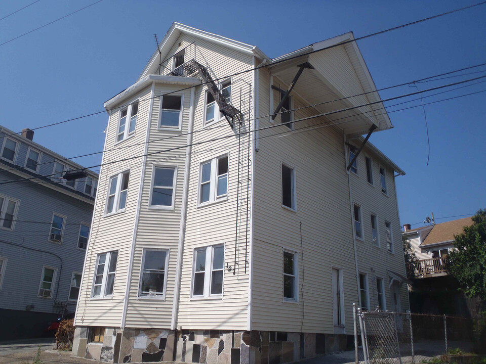 197 Pleasant St in Pawtucket, RI - Building Photo