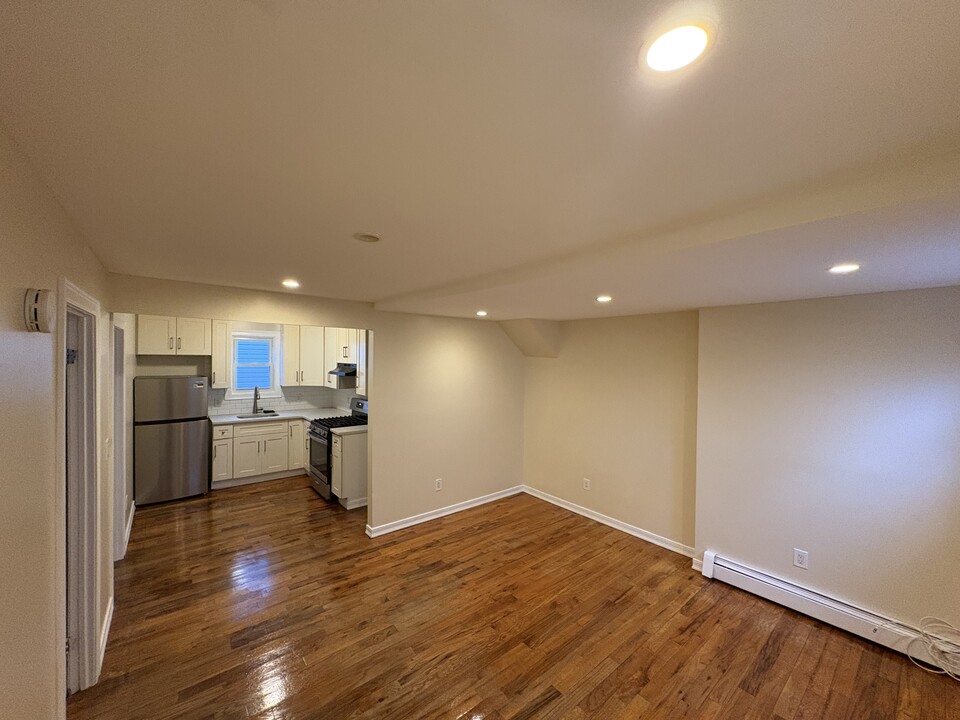 16049 122nd Ave, Unit 2 br 1 ba in Jamaica, NY - Foto de edificio