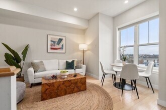 174 Fisher Ave, Unit C in Boston, MA - Foto de edificio - Building Photo