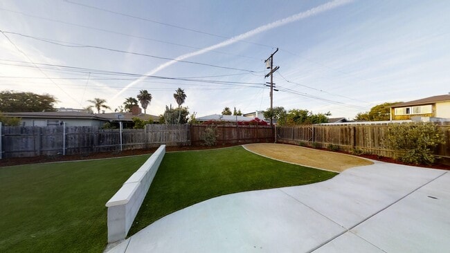 5610 Dorothy Way in San Diego, CA - Building Photo - Building Photo