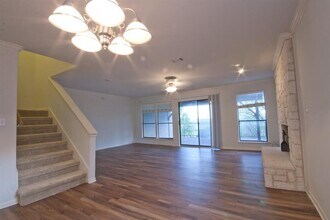 1922 Holly Hill Dr in Austin, TX - Building Photo - Building Photo