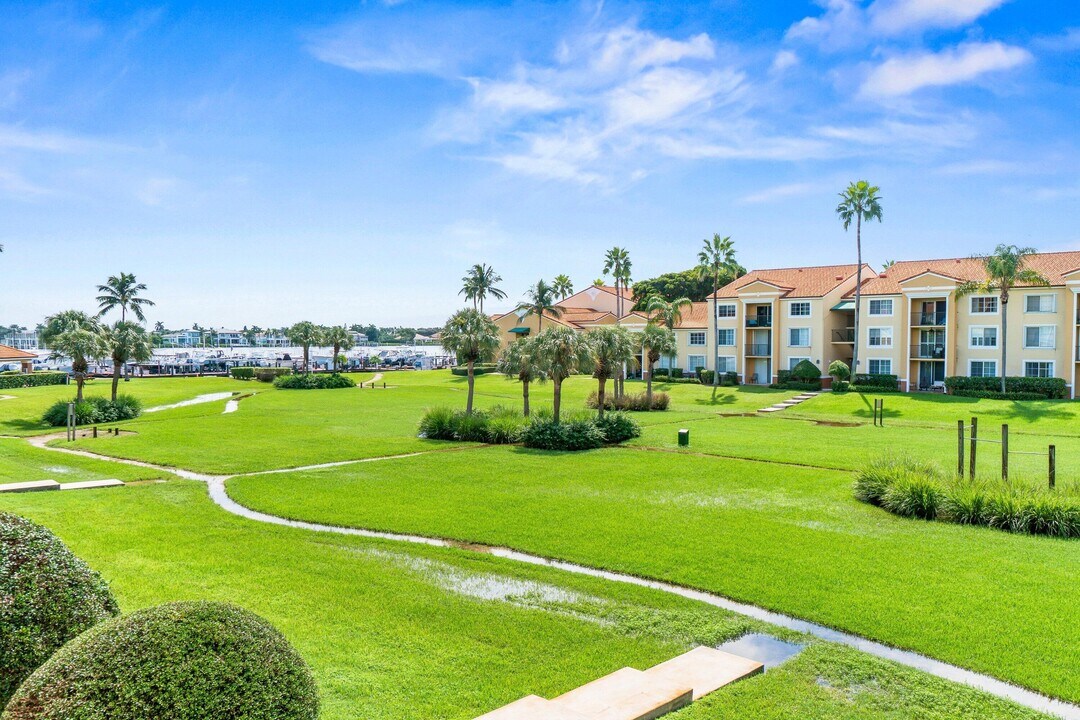 145 Yacht Club Way in Hypoluxo, FL - Building Photo