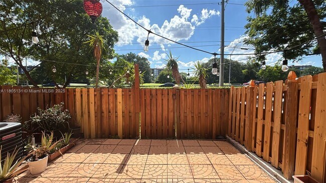 1204 NW 100th Ave in Pembroke Pines, FL - Building Photo - Building Photo