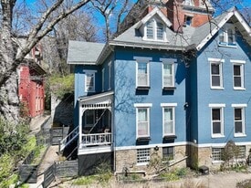 2106 Kemper Ln in Cincinnati, OH - Building Photo