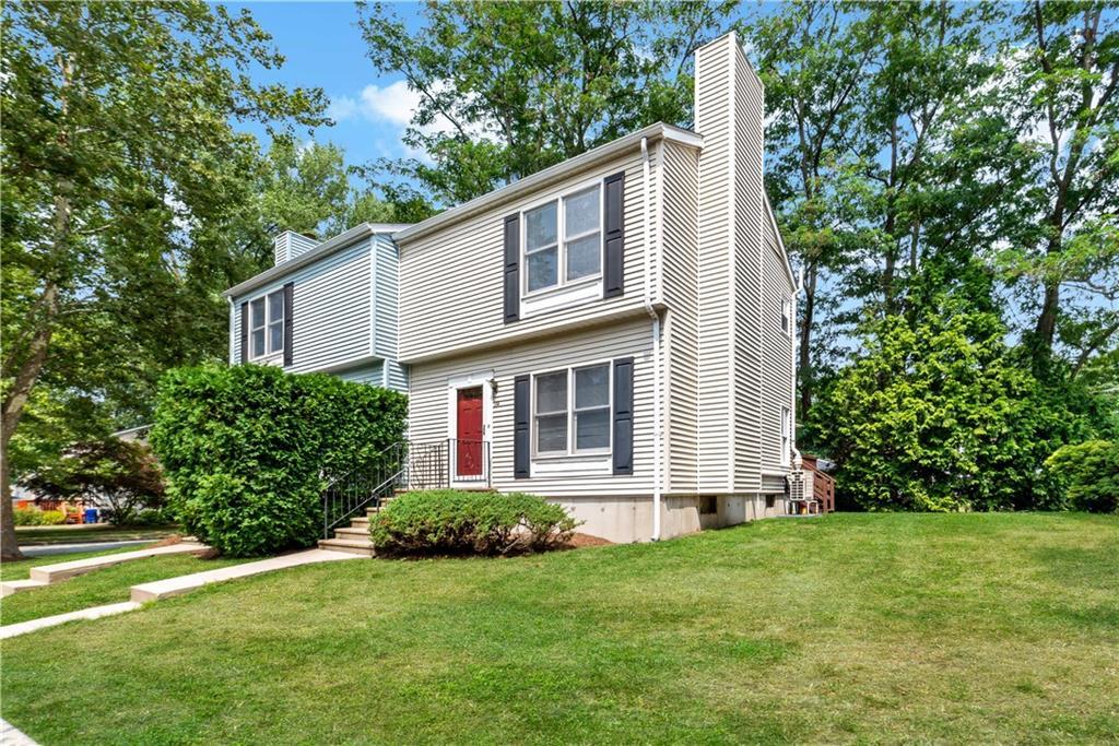 14 Riverwoods Ct in East Providence, RI - Building Photo