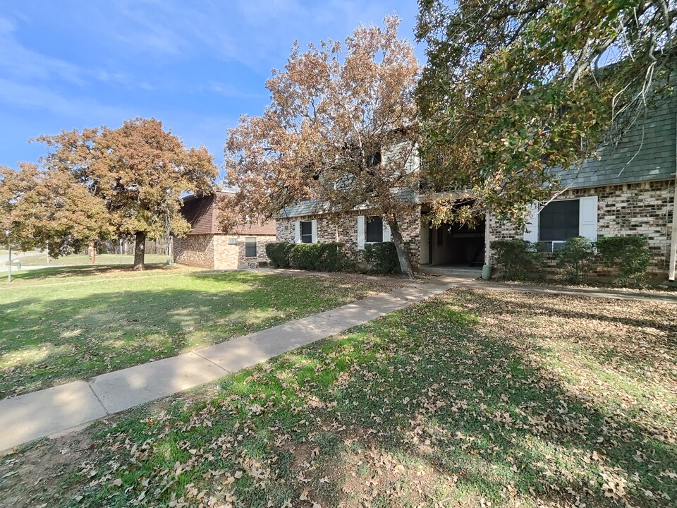 White Lake Hills Apartment in Fort Worth, TX - Building Photo