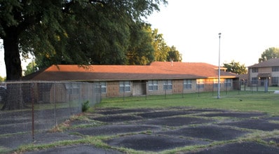 Hemlock Courts in North Little Rock, AR - Building Photo - Building Photo