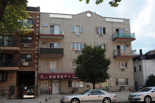 52-10 Van Loon St in Flushing, NY - Building Photo - Building Photo