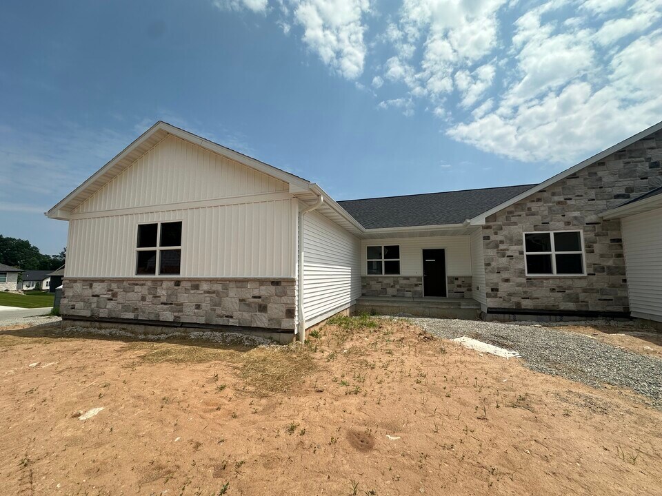 2129 Clover Field Dr in Green Bay, WI - Building Photo