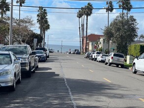 208 Avenue H in Redondo Beach, CA - Foto de edificio - Building Photo