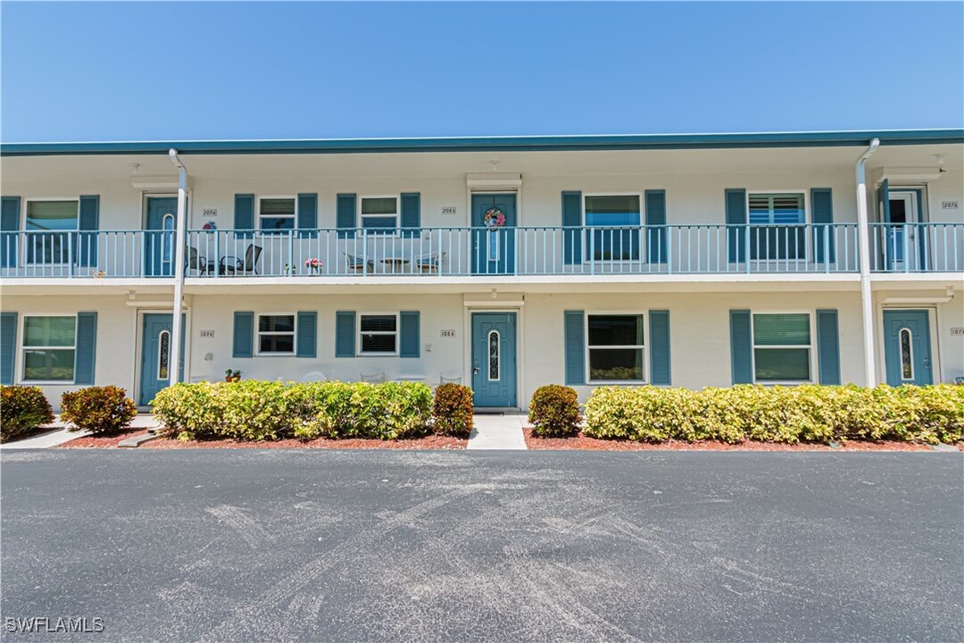 325 Charlemagne Blvd in Naples, FL - Building Photo