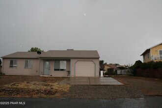 8901 E Waco Ct in Prescott Valley, AZ - Foto de edificio - Building Photo
