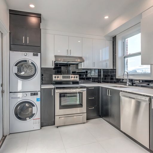 5830 De La Côte-Saint-Luc Ch in Montréal, QC - Building Photo - Building Photo