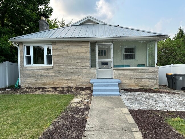 property at 918 W 4th St