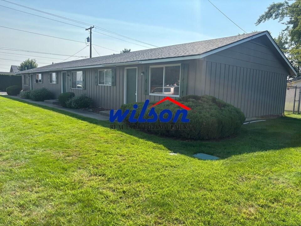 36 W Prasch Ave in Yakima, WA - Building Photo