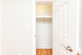 1114 W Addison St, Unit 1122-1 in Chicago, IL - Building Photo - Building Photo