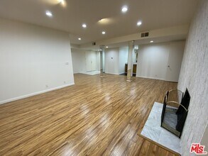 1277 S Beverly Glen Blvd-Unit -205 in Los Angeles, CA - Foto de edificio - Building Photo