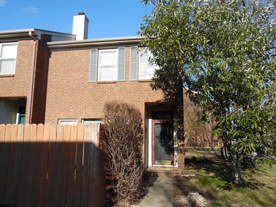 317 Bainbridge Dr in Lexington, KY - Building Photo