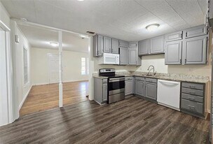 2503 Taylor St in Commerce, TX - Building Photo