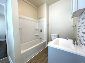 196 Blatchley Ave, Unit 2 in New Haven, CT - Building Photo - Building Photo