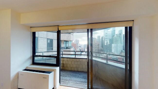 240 E 47th St in New York, NY - Building Photo - Building Photo