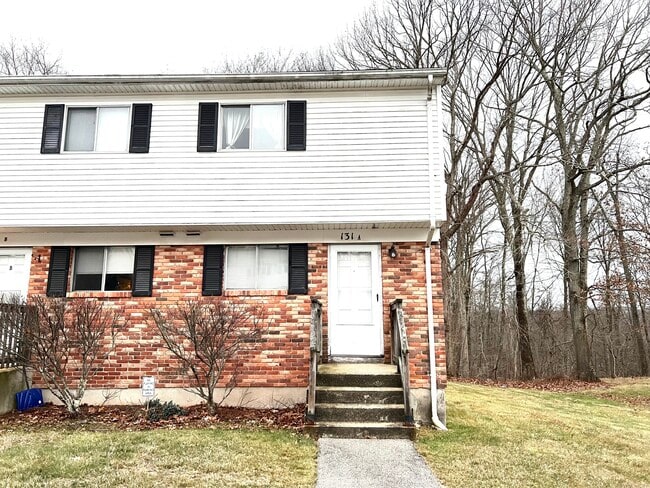 131 Woodland Dr in Montville, CT - Building Photo - Building Photo