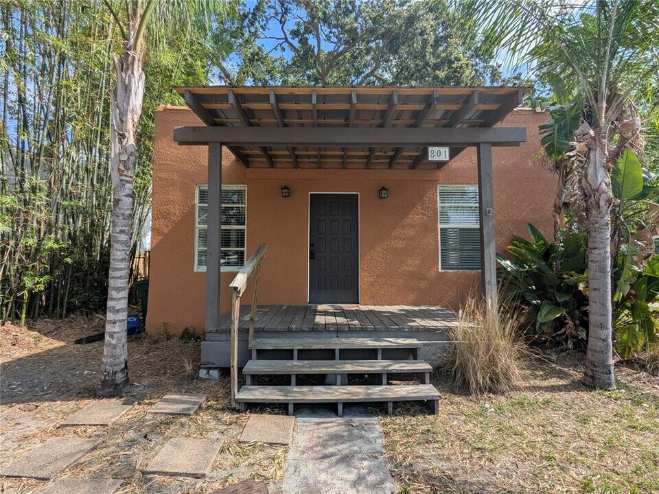 801 W Idlewild Ave in Tampa, FL - Building Photo