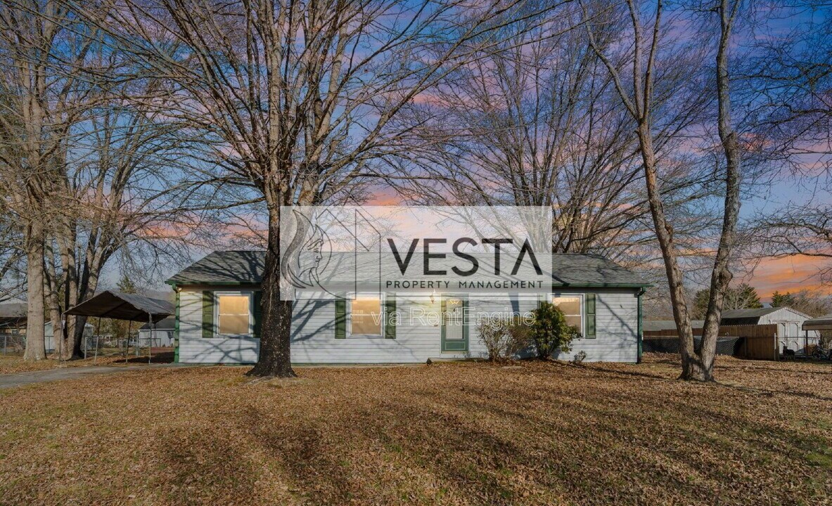 35 E Silverleaf Dr in Hendersonville, NC - Building Photo