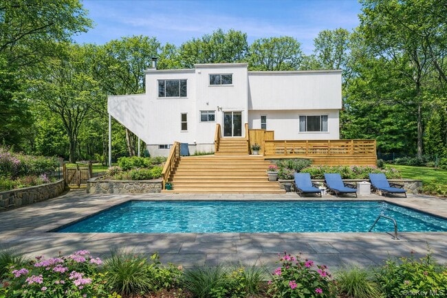 14 Old Trail Rd in Water Mill, NY - Building Photo - Building Photo