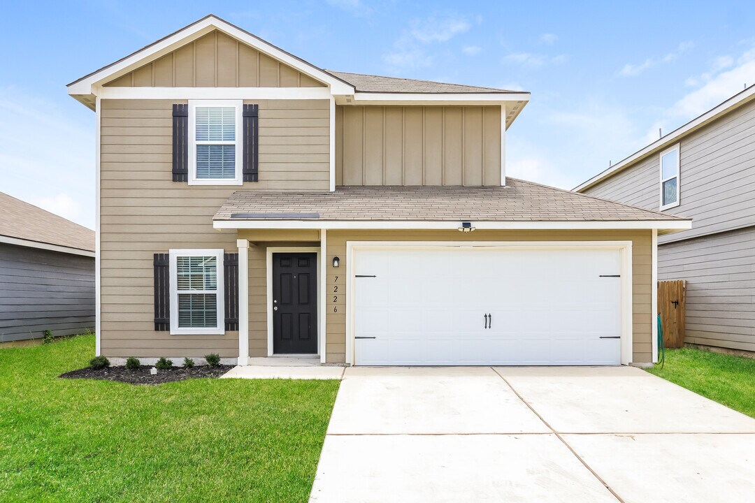 7226 Lazy Cyn in San Antonio, TX - Building Photo