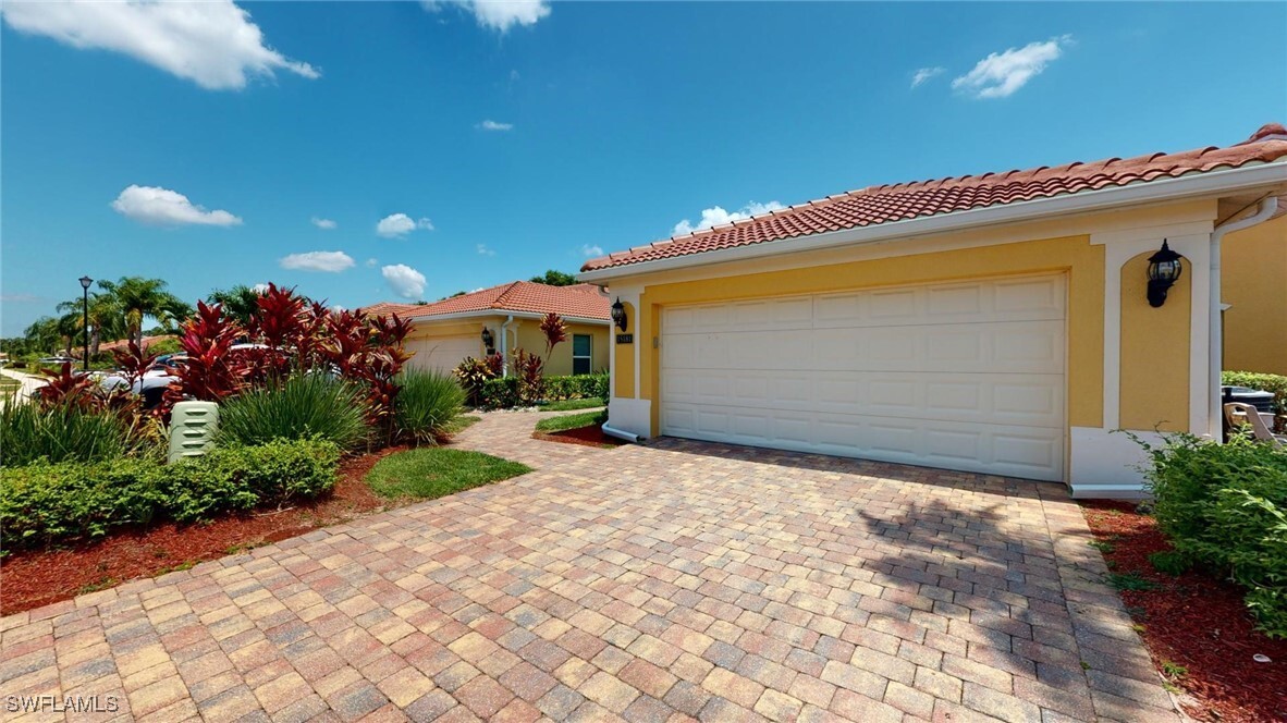 15181 Cortona Way in Naples, FL - Building Photo