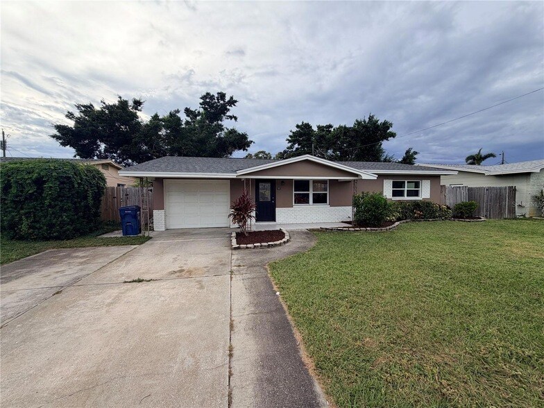 8514 108th St N in Seminole, FL - Building Photo