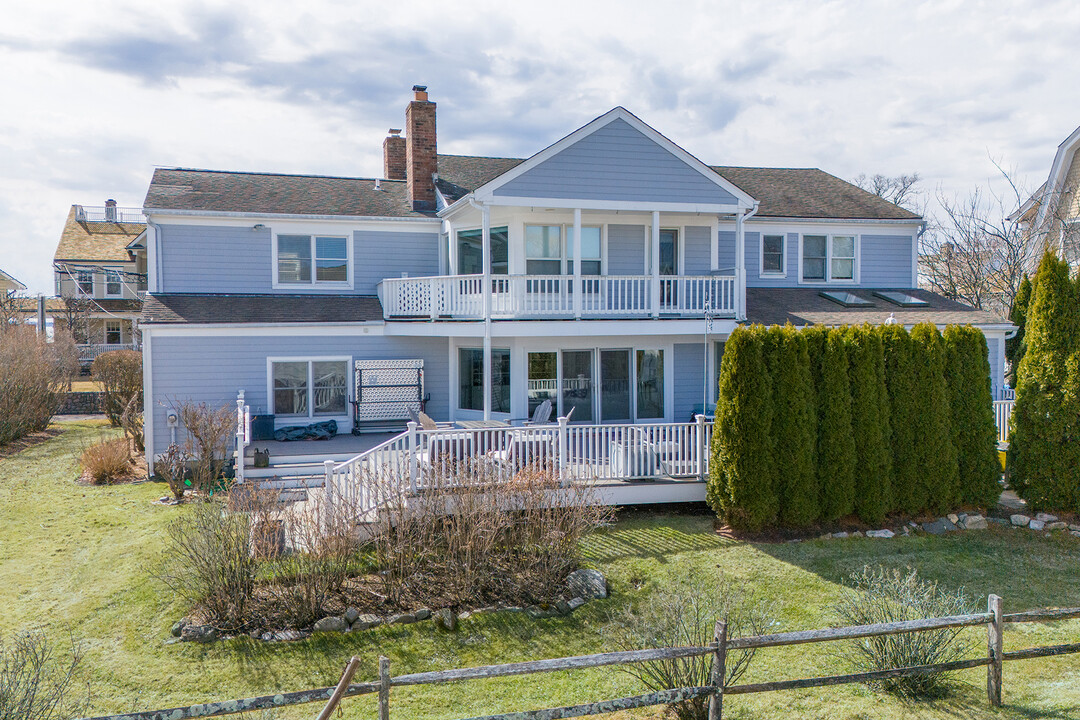 7 E Point Ln in Greenwich, CT - Building Photo