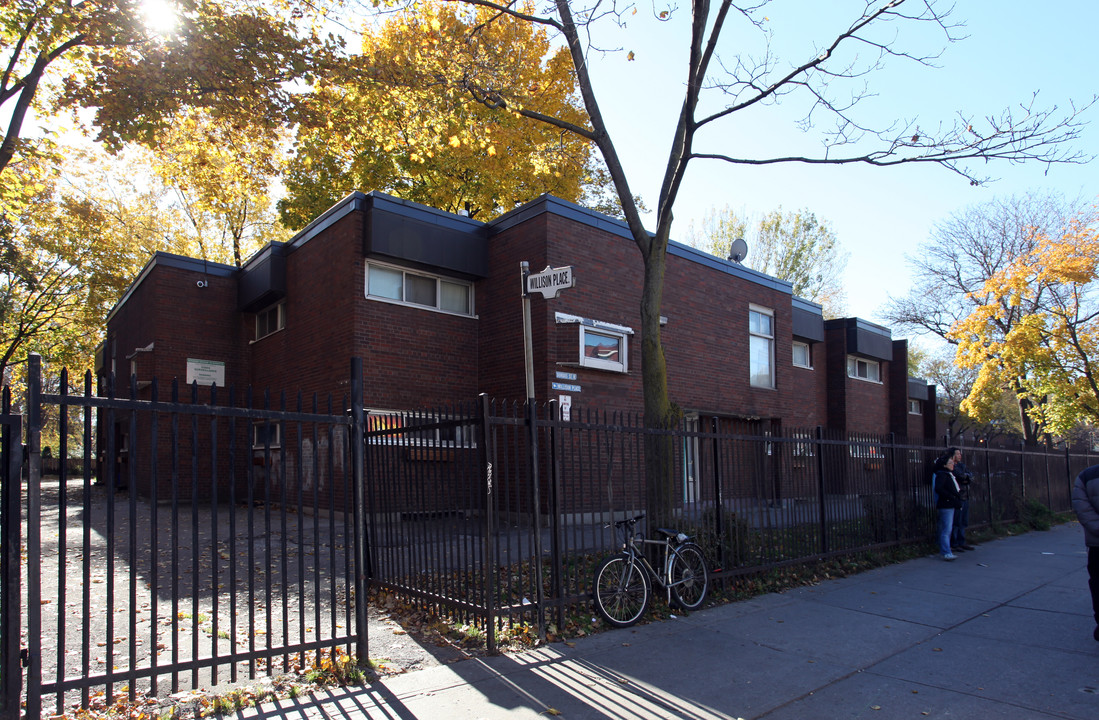529-547 Dundas St W in Toronto, ON - Building Photo