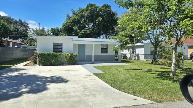 6115 SW 38th St in Miramar, FL - Building Photo - Building Photo