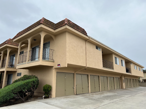 16941 Green Ln in Huntington Beach, CA - Foto de edificio - Building Photo