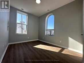 9 Wellington St E in Aurora, ON - Building Photo - Building Photo