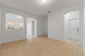 8394 NW 113th Path in Doral, FL - Building Photo - Building Photo