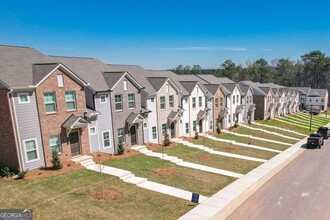 4001 Virginia Ln in Atlanta, GA - Foto de edificio - Building Photo