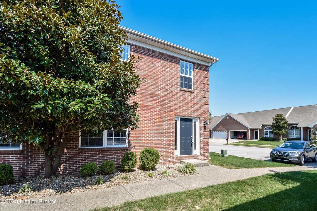 1901 Paddle Wheel Dr in Jeffersonville, IN - Building Photo