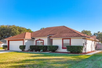 8244 International Village Dr in Jacksonville, FL - Foto de edificio - Building Photo