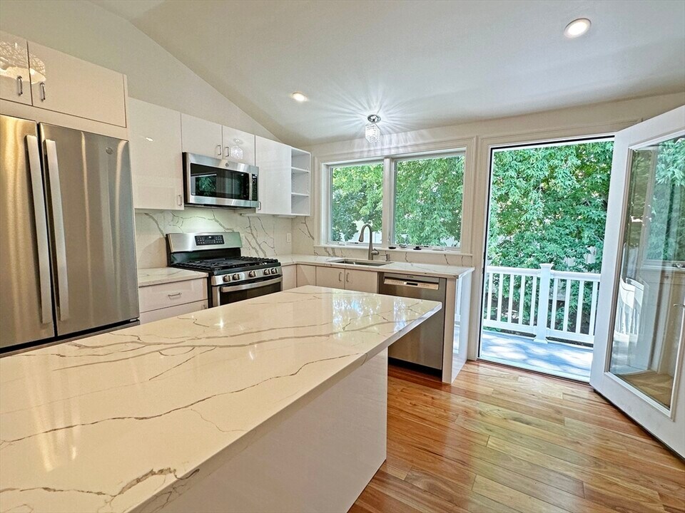 32 Salisbury Rd, Unit 32 in Newton, MA - Building Photo