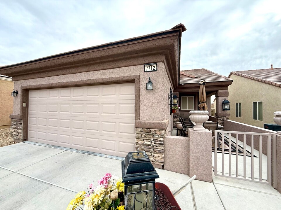 7712 Pine Warbler Way in North Las Vegas, NV - Building Photo