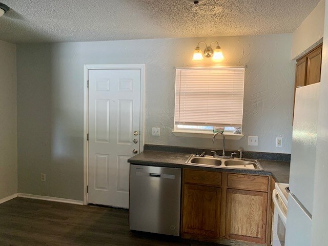 504 N Terry St in Malakoff, TX - Foto de edificio - Building Photo