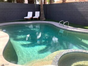 2000 Springview Dr in Las Vegas, NV - Building Photo - Building Photo